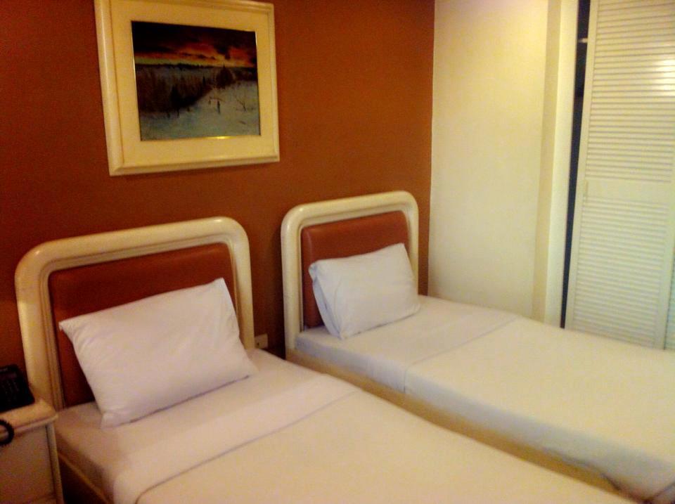 Lourdes Suites Makati City Buitenkant foto