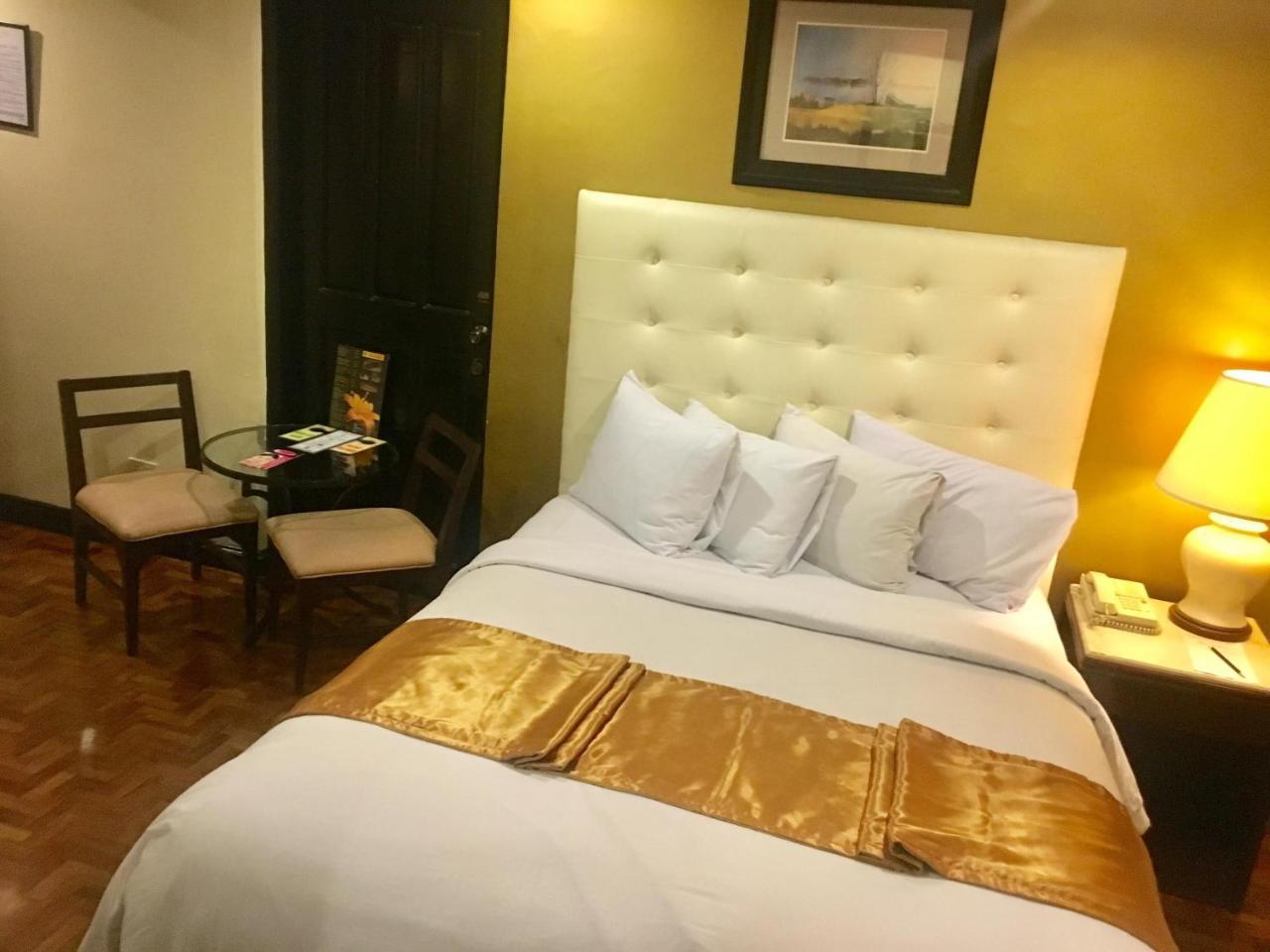 Lourdes Suites Makati City Buitenkant foto