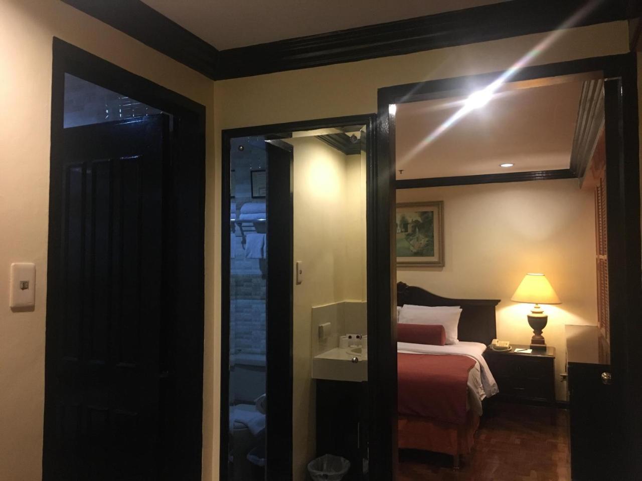 Lourdes Suites Makati City Buitenkant foto