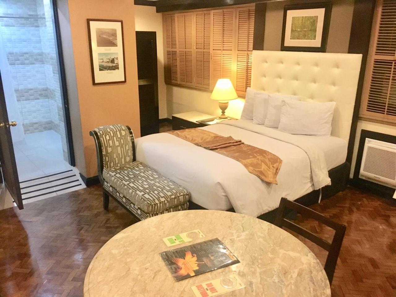 Lourdes Suites Makati City Buitenkant foto