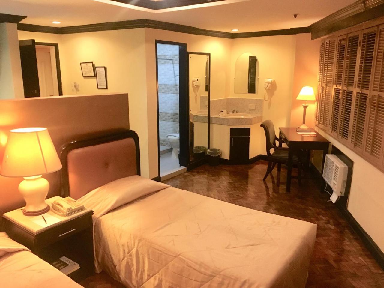 Lourdes Suites Makati City Buitenkant foto